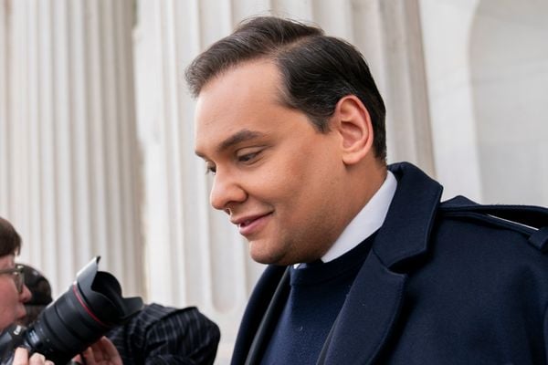 O deputado republicano George Santos,   que é filho de brasileiros, deixa o Capitólio, em Washington (DC), após ser   expulso da Câmara dos Representantes