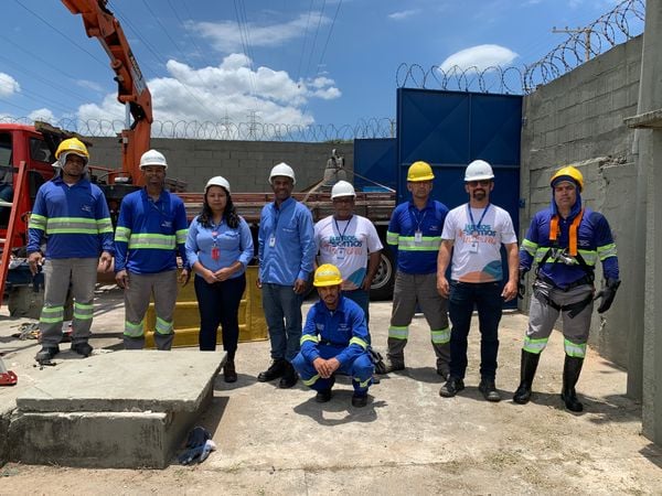 Equipe da Ambiental Serra reunida na Estação Elevatória de Esgoto Bruto São Luiz, em Central Carapina, na Serra
