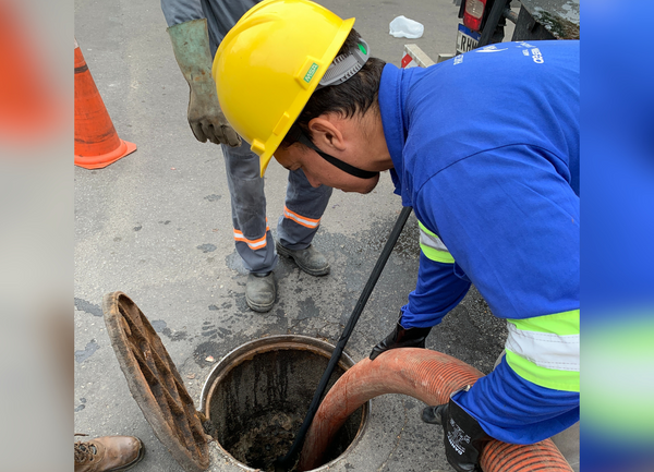 Profissionais da Ambiental Serra realizam serviços de manutenção preventiva com objetivo de desobstruir redes de esgoto na Região Serrana