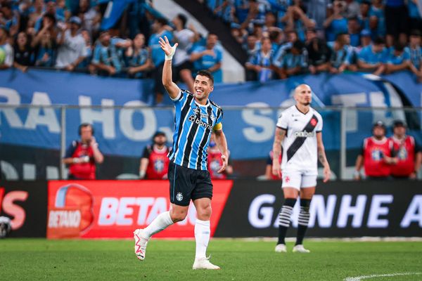 Suárez garantiu a vitória do Grêmio sobre o Vasco e se emocionou com despedida da Arena