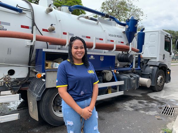 Ysabella Cristina, com sua família, toma os devidos cuidados para evitar que a gordura gere problemas na rede de esgoto do seu bairro