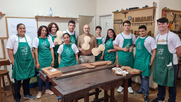Alunos do projeto de luteria do Instituto Preservarte