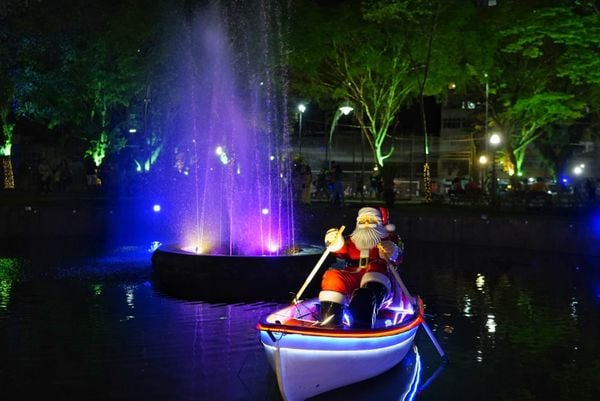 Luzes de Natal do Parque Moscoso foram acesas nesta segunda (4) por Vitor Jubini