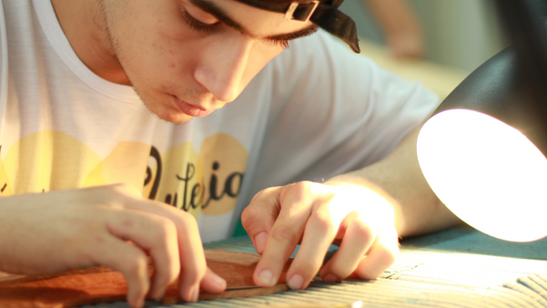 Projeto ensina jovens a arte de produzir instrumentos esculpidos na madeira