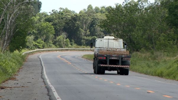 Acidentes, buracos e falta de acostamento nas rodovias que ligam Aracruz às praias