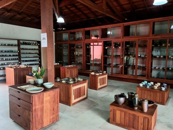 Ateliê da Escola de Cerâmica Kanzeon em Ibiraçu vende peças diferenciadas