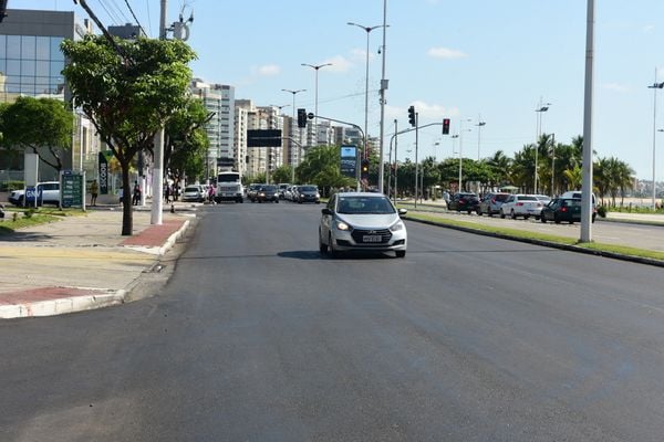 Av Dante Michelini, Vitória  onde a divisão das pistas não foram pintadas por Ricardo Medeiros