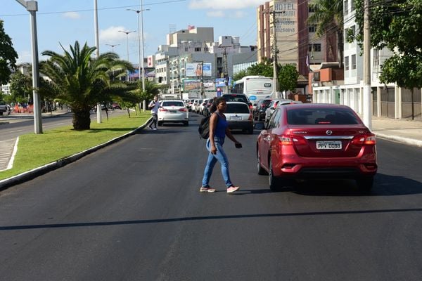 Av Dante Michelini, Vitória  onde a divisão das pistas não foram pintadas por Ricardo Medeiros