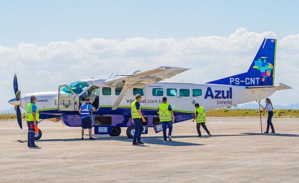 Avião da Azul na pista do Aeroporto de Linhares: capacidade para transportar nove passageiros e até dois tripulantes