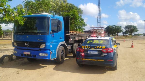 Caminhão foi recuperado nesta terça-feira (5) perto da região onde a mulher foi rendida