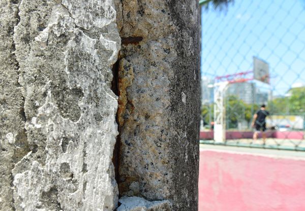 Preocupação: postes na Guarderia apresentam rachaduras em Vitória