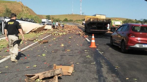 Tombamento de caminhão deixa BR 101 interditada em Guarapari