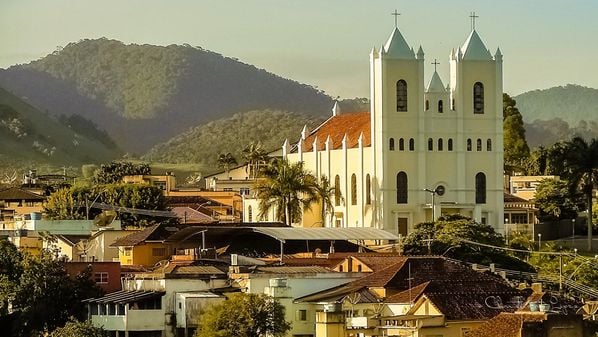 Contra a mulher havia um mandado de prisão preventiva, que foi cumprido no Rio de Janeiro, na tarde de quarta-feira (27)