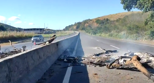 Após morte de ciclista, manifestantes interditam trecho da BR 101 em Viana
