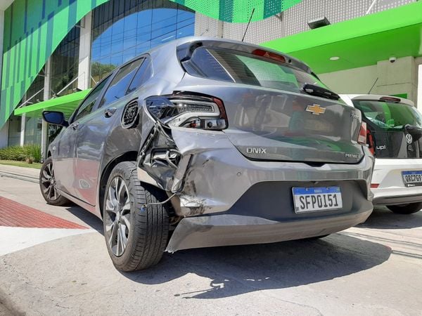 Carro capota na Reta da Penha, em Vitória por Fernando Madeira
