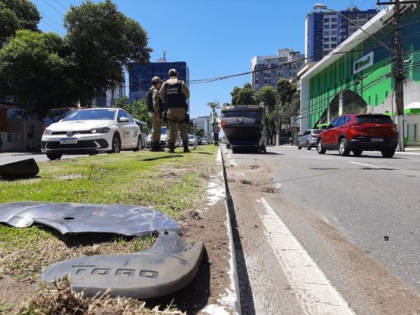 Carro capota na Reta da Penha, em Vitória por Fernando Madeira