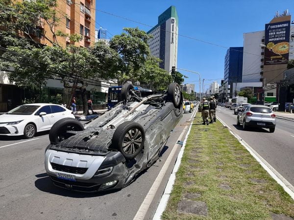 Carro capota na Reta da Penha, em Vitória por Fernando Madeira