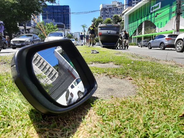 Carro capota na Reta da Penha, em Vitória por Fernando Madeira