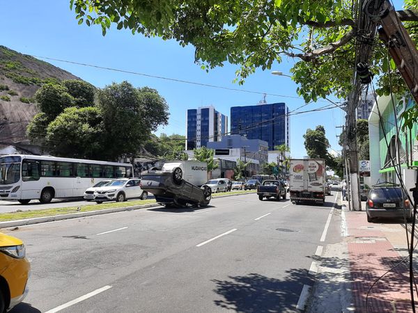 Carro capota na Reta da Penha, em Vitória por Fernando Madeira