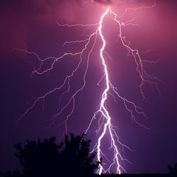 A Defesa Civil disparou alerta severo de chuva forte para toda a cidade; segundo a Enel, 80 mil clientes estão sem energia na área de abrangência da concessionária no Estado