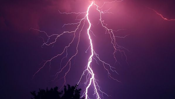 A Defesa Civil disparou alerta severo de chuva forte para toda a cidade; segundo a Enel, 80 mil clientes estão sem energia na área de abrangência da concessionária no Estado