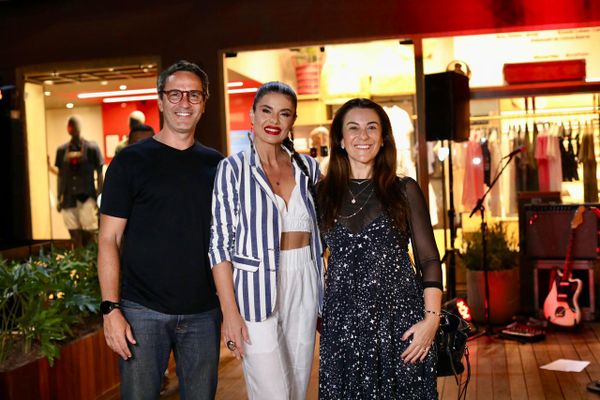 A empresária Carol Lobato entre os diretores da Reserva Fabio Milllet e Juliana Almeida