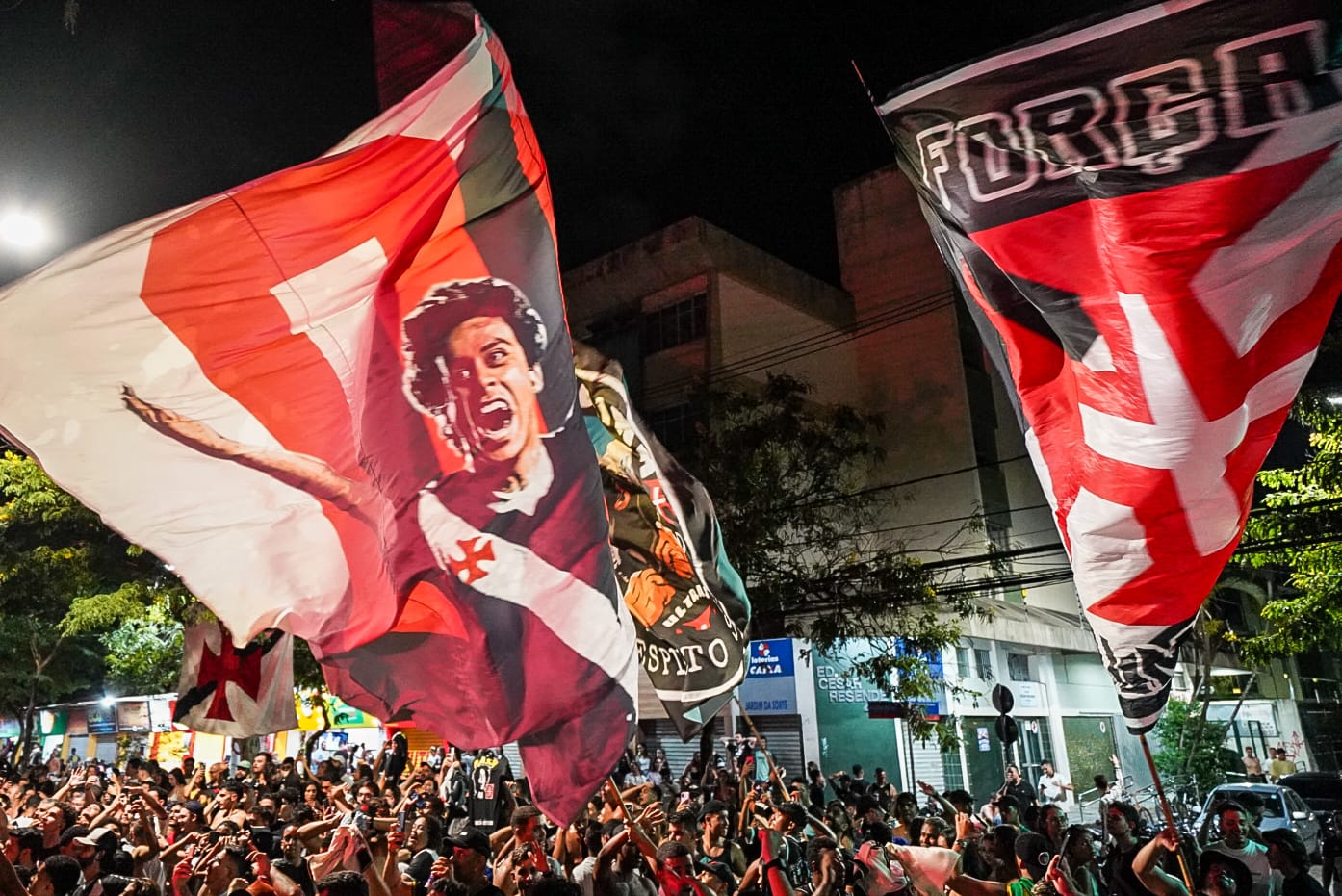 Em clima de festa e com sentimento de alívio, torcedores do Vasco comemoraram o resultado na Rua da Lama, em Vitória, já conhecida como 'barreira capixaba'