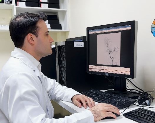O neurologista Ulysses Batista, que atende pela Best Senior, defende que o atendimento nesses casos de emergência precisam começar na recepção do hospital