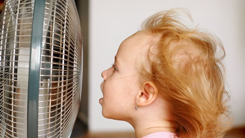 Bebê se refrescando no ventilador