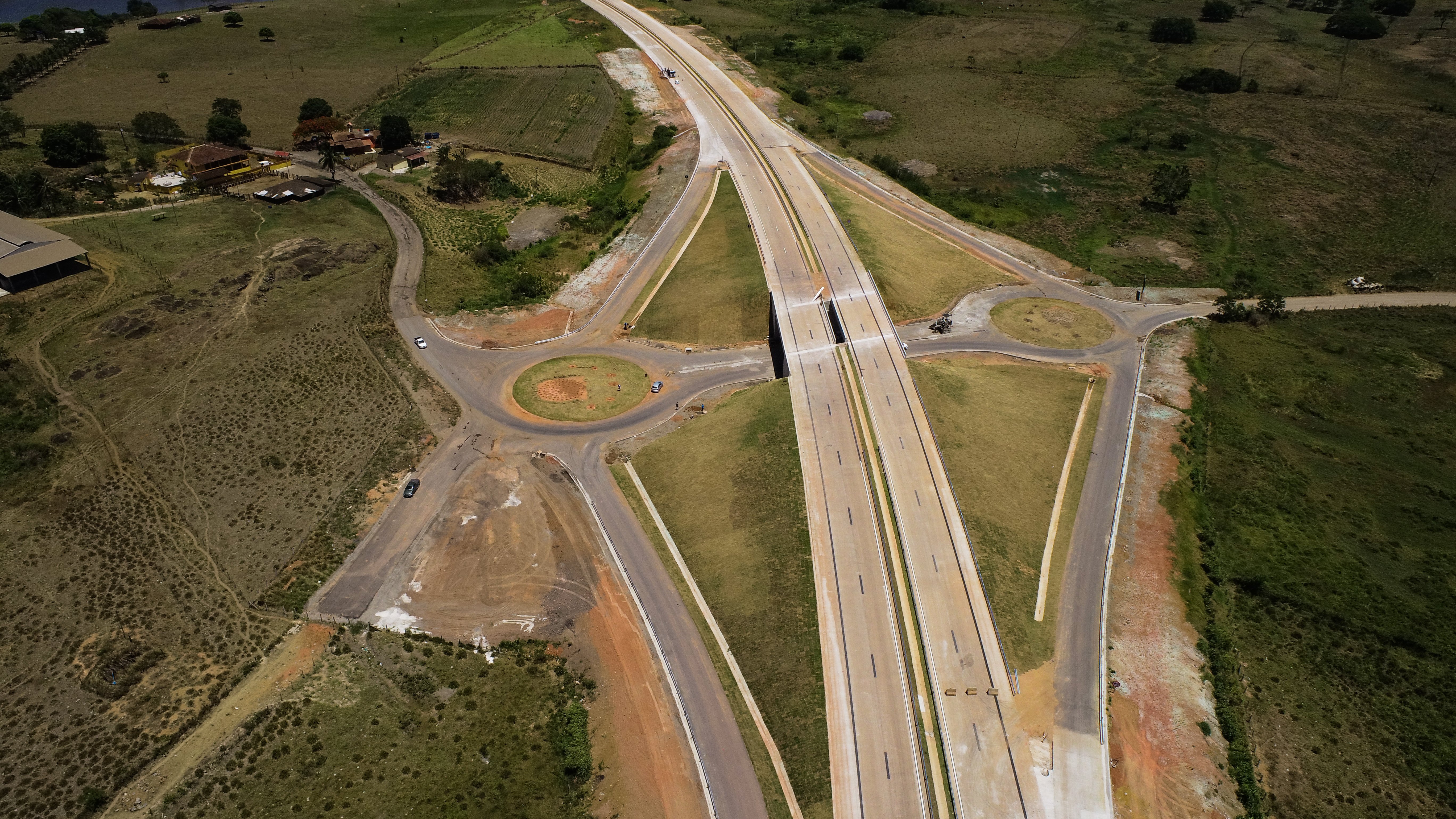 A via teve investimento de R$ 456 milhões e conta com recursos de engenharia para superar as dificuldades estabelecidas pelo solo alagadiço da região