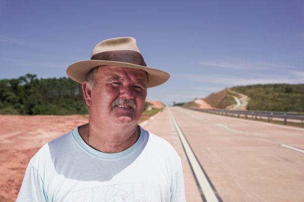 João Pimentel reclama que não há estrada ligando a nova rodovia a sua propriedade e, para piorar, existe uma vala entre a pista e o terreno, o que dificulta o acesso de carros ao local