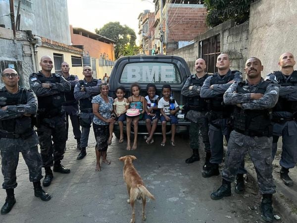 Durante um patrulhamento, militares viram criança comemorando sem condições de fazer uma festa e resolveram comprar um bolinho para ela