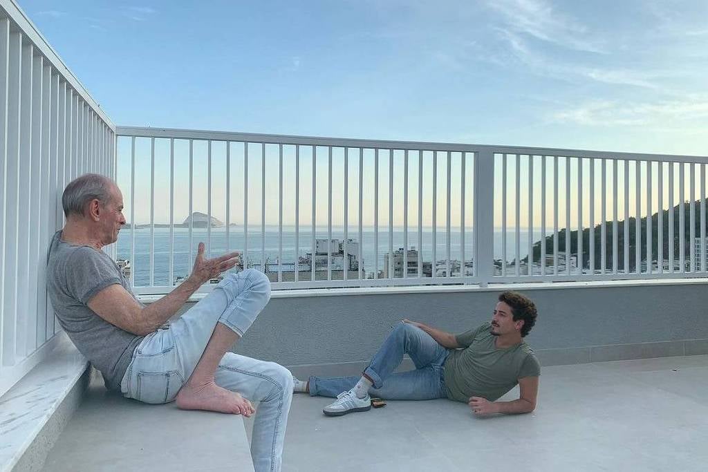 Ator conversou com o artista em terraço no Rio de Janeiro, junto a Esmir Filho, diretor da nova cinebiografia 'Homem com H'
