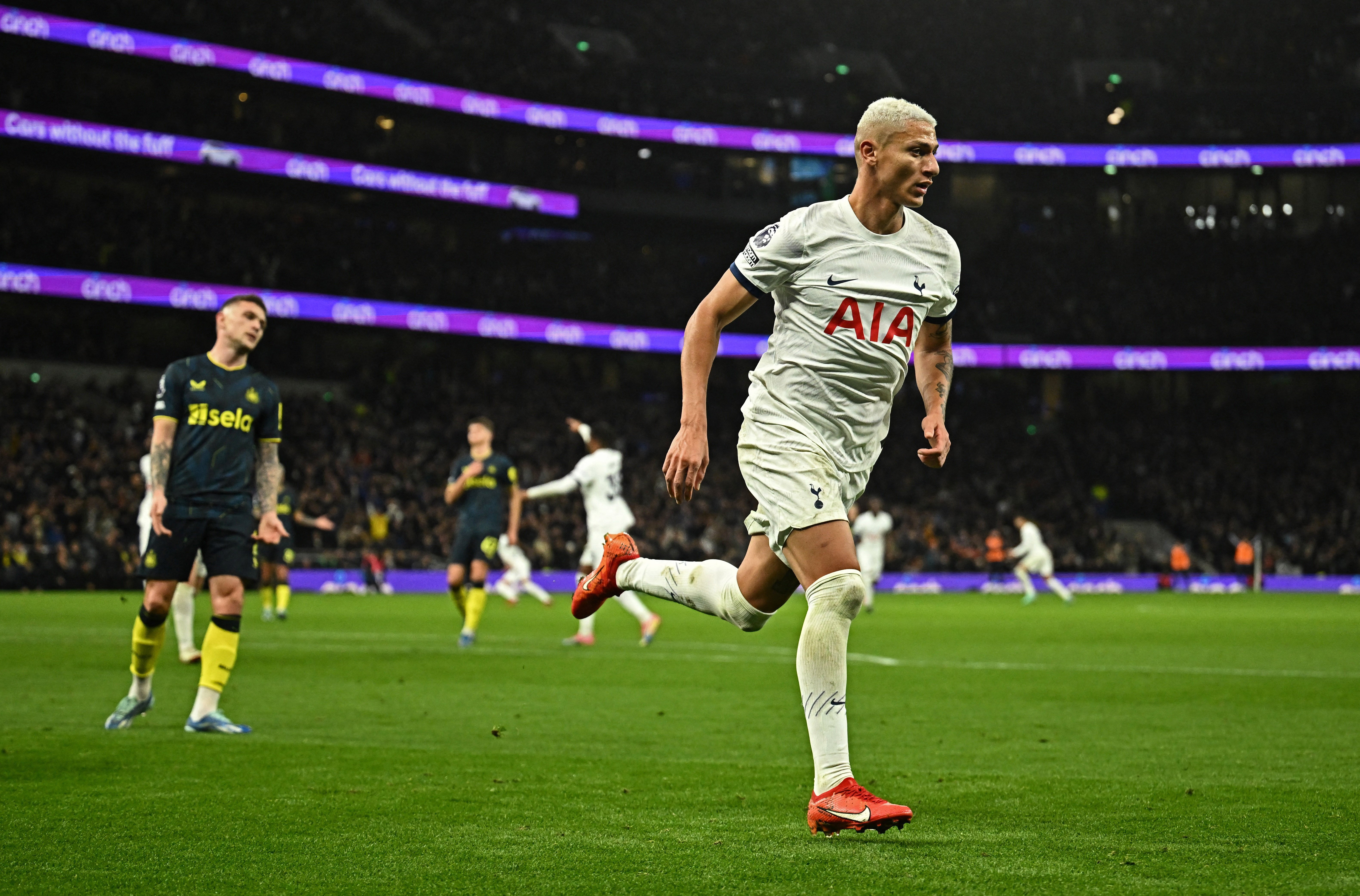 Atacante capixaba fez dois gols na vitória do Tottenham sobre o Newcastle neste domingo (10), pelo Campeonato Inglês