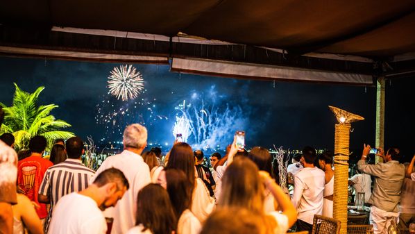 Esse medo não é só sobre interagir; é sobre a sensação de que qualquer erro — real ou imaginado — será visto como um fracasso irreversível. É como estar num palco com holofotes apontados, mesmo quando ninguém está prestando atenção de fato