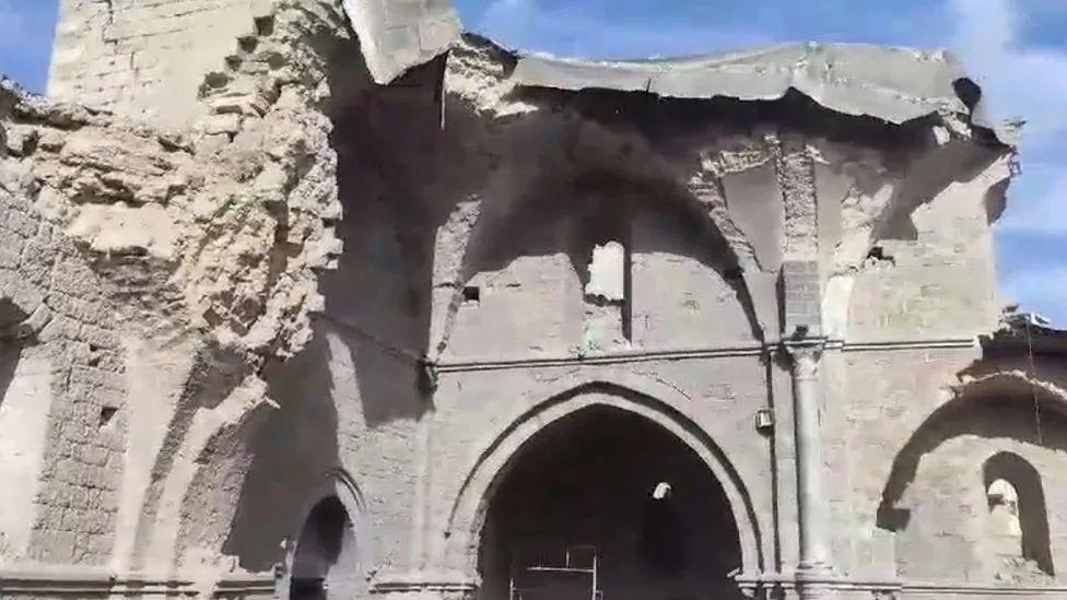No vídeo, verificado pela BBC, grande parte da Grande Mesquita de Omari parece estar reduzida a destroços, sendo apenas seu minarete ainda intacto