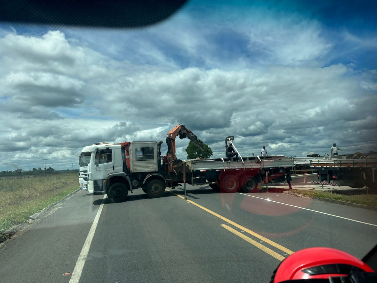 Carga ficou atravessada na rodovia no km 97 às 10h15 desta segunda-feira (11); por volta de 11h05, a PRF informou que a pista já havia sido liberada