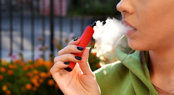 jovem fumando vape, cigarro eletrônico