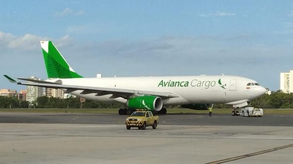 O A330-200F da Avianca apresentou uma falha hidráulica que impediu o avião de conseguir manobrar na pista após pousar, além do não acionamento do reversor de um dos motores