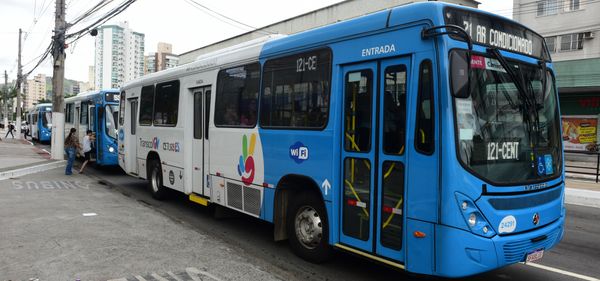 Ônibus do sistema Transcol circulando, em Vitória