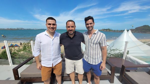Os sócios Thiago Dias, Patrick Geaquinto e Thiago Bonomo receberam a equipe da Avantec Engenharia para celebrar os 20 anos da empresa.