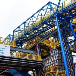 A mineradora possui, no Espírito Santo, seis pelotizadoras, duas fábricas de briquetes, a Estrada de Ferro Vitória-MInas e o Porto de Tubarão, que é um dos maiores do mundo