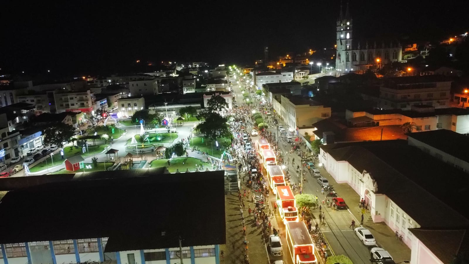 Os veículos iluminados passaram pelas ruas de Itaguaçu e atraiu olhares encantados de adultos e crianças na noite desta segunda (11); veja datas para outras cidades do ES