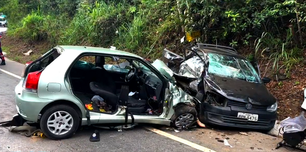 Duas pessoas morreram em um grave acidente envolvendo dois veículos de passeio na BR 262, na altura do km 64, em Marechal Floriano, Região Serrana do Espírito Santo.