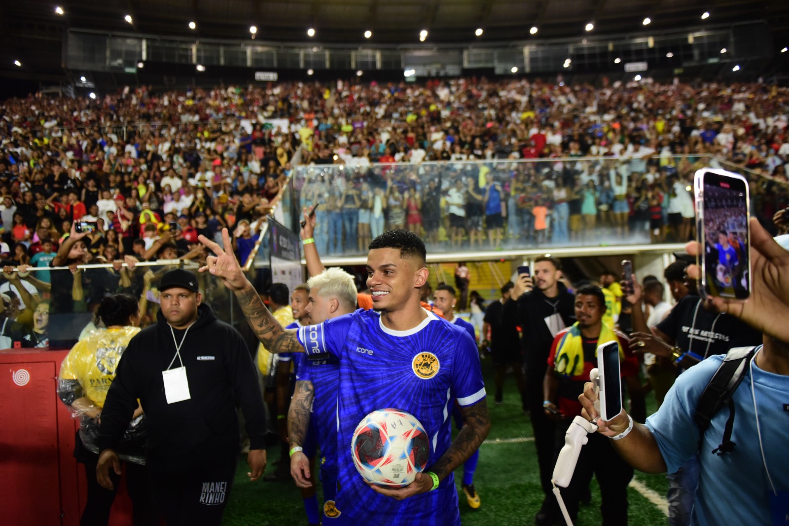 O evento beneficente proporcionado por MC Maneirinho levou mais de 11 mil pessoas ao estádio na noite desta terça-feira (12)