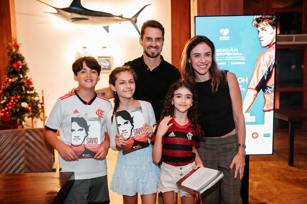 Savio com Maria Izabel Braga Ferlin, as pequenas Manu e Stella 