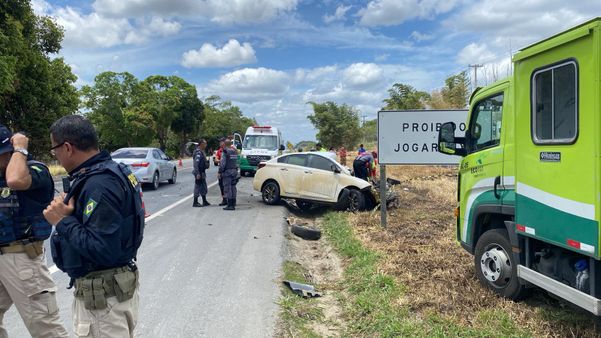 Vítima morta ficou presa às ferragens do carro, em acidente na BR 101, em Linhares