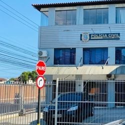 A vítima tinha 35 anos de idade. Segundos testemunhas, atiradores estavam em uma motocicleta