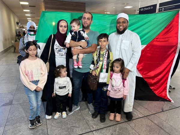 Ahmed com a mulher e os filhos, que chegaram no Aeroporto de Vitória após serem resgatados em Gaza por Carlos Alberto Silva