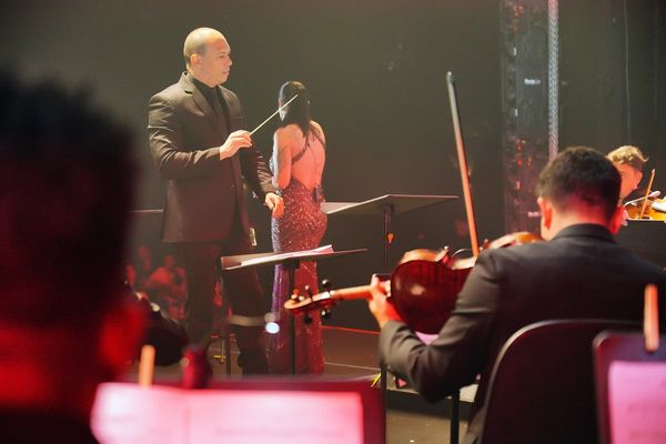 Camerata sob a regência do maestro Isaac Gonçalves